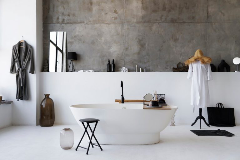 Design intérieur d'une salle de bain contemporaine avec des équipements modernes